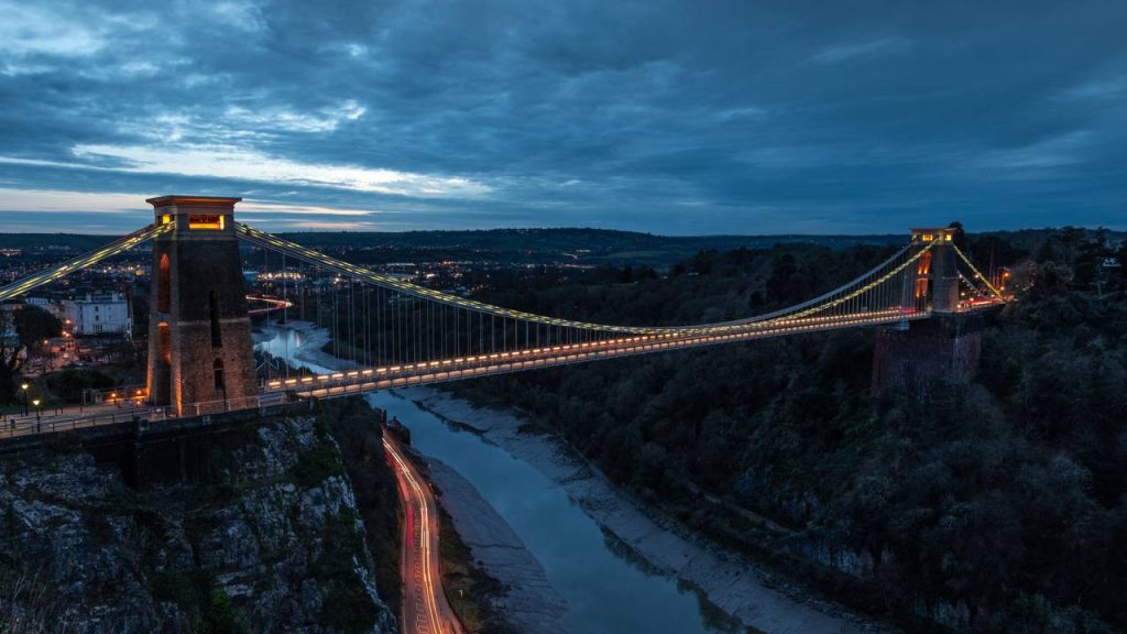 A histórica ponte pênsil de 1864 situada a 75 metros de altura sobre o rio Avon que se consagrou como a obra-prima da engenharia britânica