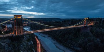 Com seu vão de 214 metros sobre o rio Avon, a obra de 1864 surge como o símbolo máximo da engenharia vitoriana na Inglaterra