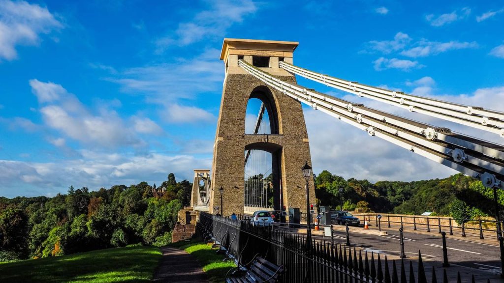 Com seu vão de 214 metros sobre o rio Avon, a obra de 1864 surge como o símbolo máximo da engenharia vitoriana na Inglaterra