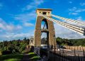 A histórica ponte pênsil de 1864 situada a 75 metros de altura sobre o rio Avon que se consagrou como a obra-prima da engenharia britânica