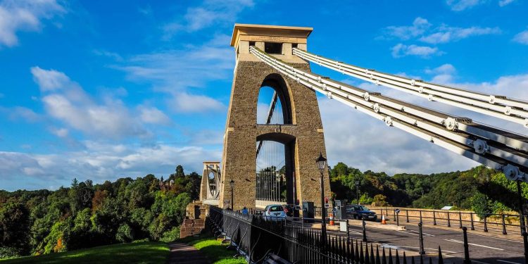 A histórica ponte pênsil de 1864 situada a 75 metros de altura sobre o rio Avon que se consagrou como a obra-prima da engenharia britânica