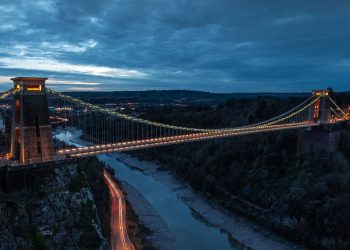 Com seus 214 metros de vão e suspensa a 75 metros sobre o rio Avon, a ponte de 1864 tornou-se o maior símbolo da engenharia vitoriana em Bristol
