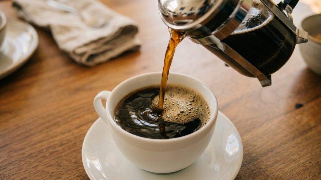 Abandonar as cápsulas de café e usar a prensa francesa garante sabor superior com economia anual superior a 2 mil reais para a família