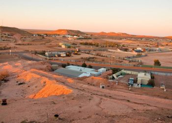 A cidade australiana construída inteiramente debaixo da terra para escapar do calor mortal do deserto