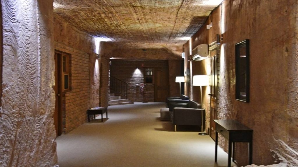 A cidade australiana construída inteiramente debaixo da terra para escapar do calor mortal do deserto