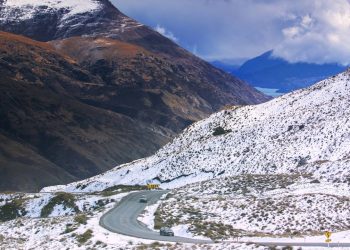 Com 1.076 metros de altitude, a estrada asfaltada mais alta da Nova Zelândia cruza os Alpes do Sul com curvas fechadas e vistas deslumbrantes