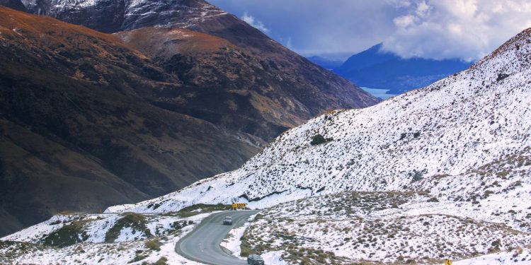 Com 1.076 metros de altitude, a estrada asfaltada mais alta da Nova Zelândia cruza os Alpes do Sul com curvas fechadas e vistas deslumbrantes