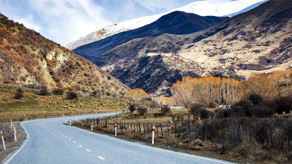 Com 1.076 metros de altitude, a estrada asfaltada mais alta da Nova Zelândia cruza os Alpes do Sul com curvas fechadas e vistas deslumbrantes