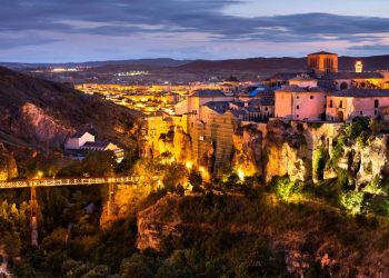 Fundada no século XII sobre desfiladeiros, a cidade de Cuenca é um exemplo único de engenharia medieval e casas suspensas na Espanha