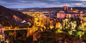 Fundada no século XII sobre desfiladeiros, a cidade de Cuenca é um exemplo único de engenharia medieval e casas suspensas na Espanha