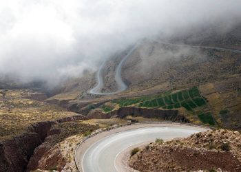 A rodovia argentina sobe a 4.170 metros de altitude; suas curvas em zigue-zague desafiam os Andes em uma paisagem árida de tirar o fôlego
