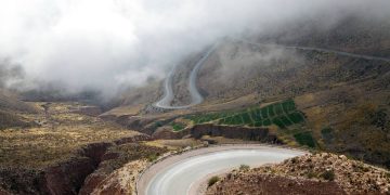 A rodovia argentina sobe a 4.170 metros de altitude; suas curvas em zigue-zague desafiam os Andes em uma paisagem árida de tirar o fôlego