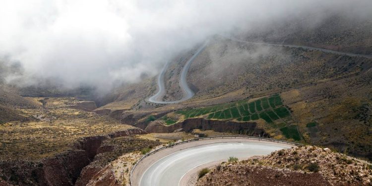 A rodovia argentina sobe a 4.170 metros de altitude; suas curvas em zigue-zague desafiam os Andes em uma paisagem árida de tirar o fôlego