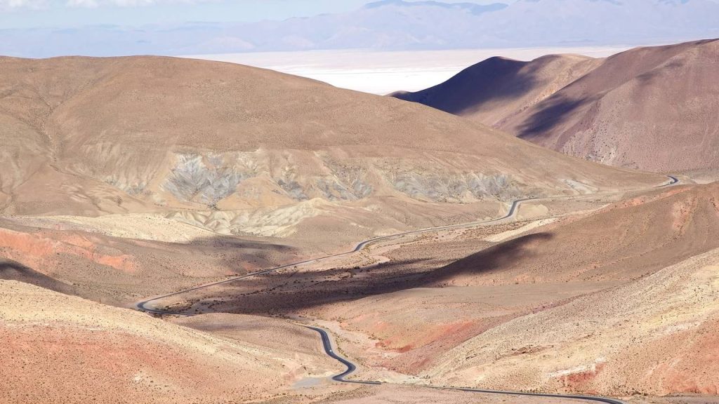 A rodovia argentina sobe a 4.170 metros de altitude; suas curvas em zigue-zague desafiam os Andes em uma paisagem árida de tirar o fôlego