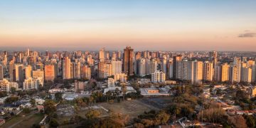 Capital do Paraná, situada a 934 metros de altitude, destaca-se nacionalmente pela excelente organização de trânsito e parques ecológicos
