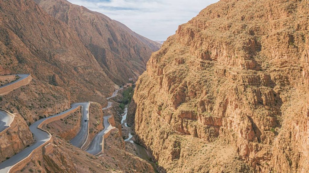 Com paredes de até 500 metros e curvas sinuosas, a icônica estrada nos desfiladeiros do Marrocos é um marco da engenharia em terreno extremo