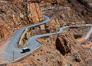 Com paredes de até 500 metros e curvas sinuosas, a icônica estrada nos desfiladeiros do Marrocos é um marco da engenharia em terreno extremo