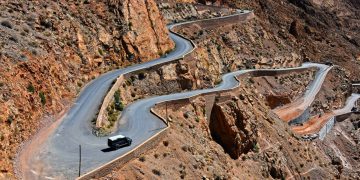 Com paredes de até 500 metros e curvas sinuosas, a icônica estrada nos desfiladeiros do Marrocos é um marco da engenharia em terreno extremo