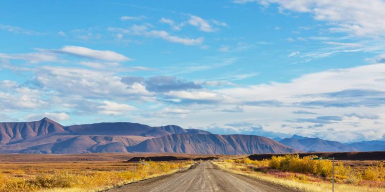 Com 736 km de cascalho rumo ao Ártico, a rodovia canadense cruza o Círculo Polar e surge como uma das rotas mais remotas e desafiadoras da América do Norte