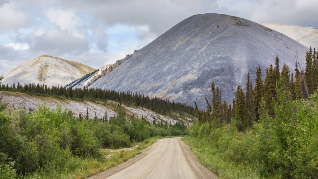 Com 736 km de cascalho rumo ao Ártico, a rodovia canadense cruza o Círculo Polar e surge como uma das rotas mais remotas e desafiadoras da América do Norte
