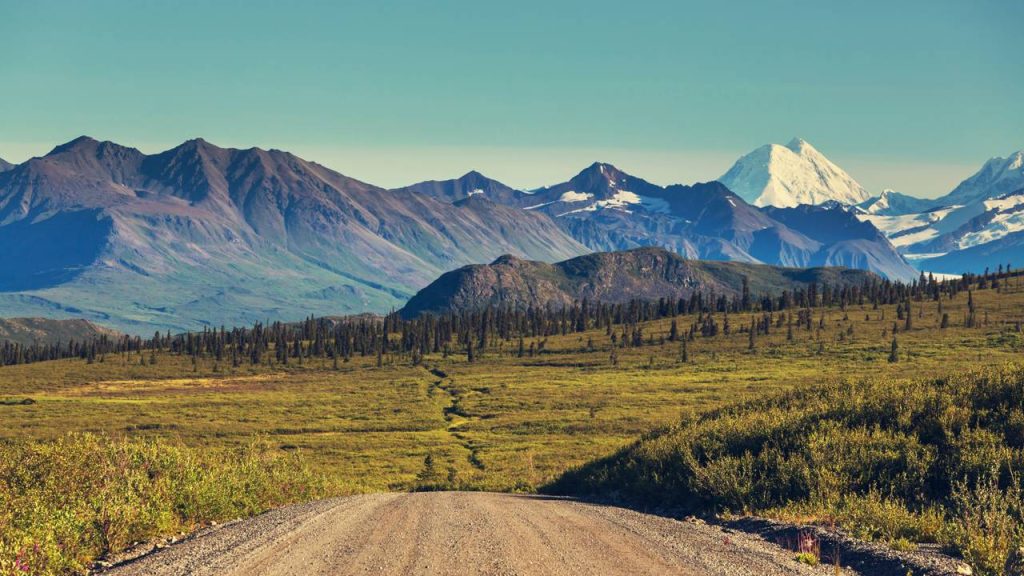 Com 217 km de cascalho bruto, a Denali Highway no Alasca surge como um refúgio de isolamento entre geleiras e a natureza selvagem