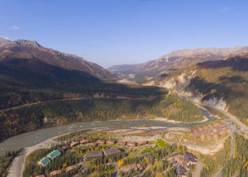 Com 217 km de cascalho bruto, a Denali Highway no Alasca surge como um refúgio de isolamento entre geleiras e a natureza selvagem