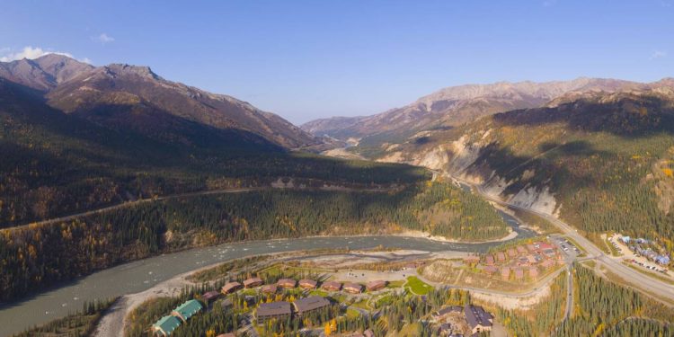 Com 217 km de cascalho bruto, a Denali Highway no Alasca surge como um refúgio de isolamento entre geleiras e a natureza selvagem
