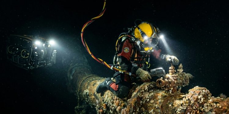 Trabalhar no Mar do Norte a inspecionar tubos rende 5 mil libras mensais a quem não tem medo das profundezas