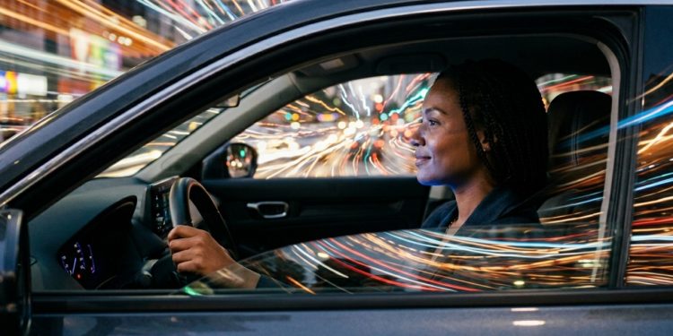 O sedã que faz 21 km por litro une elegância e tecnologia para desbancar os rivais tradicionais no mercado