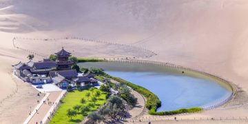 Com suas cavernas budistas de 1.600 anos e dunas de 200 metros, a cidade na Rota da Seda virou um tesouro de história no deserto chinês