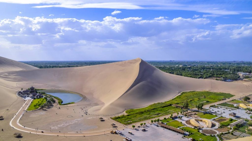 Com suas cavernas budistas de 1.600 anos e dunas de 200 metros, a cidade na Rota da Seda virou um tesouro de história no deserto chinês