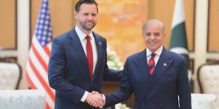 Imagem: O vice-presidente dos EUA, JD Vance, junto do primeiro-ministro do Paquistão Shehbaz Sharif/Reuters