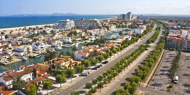 Com seus 25 km de canais navegáveis, a marina espanhola virou a maior marina residencial da Europa e um recorde de urbanismo sobre a água