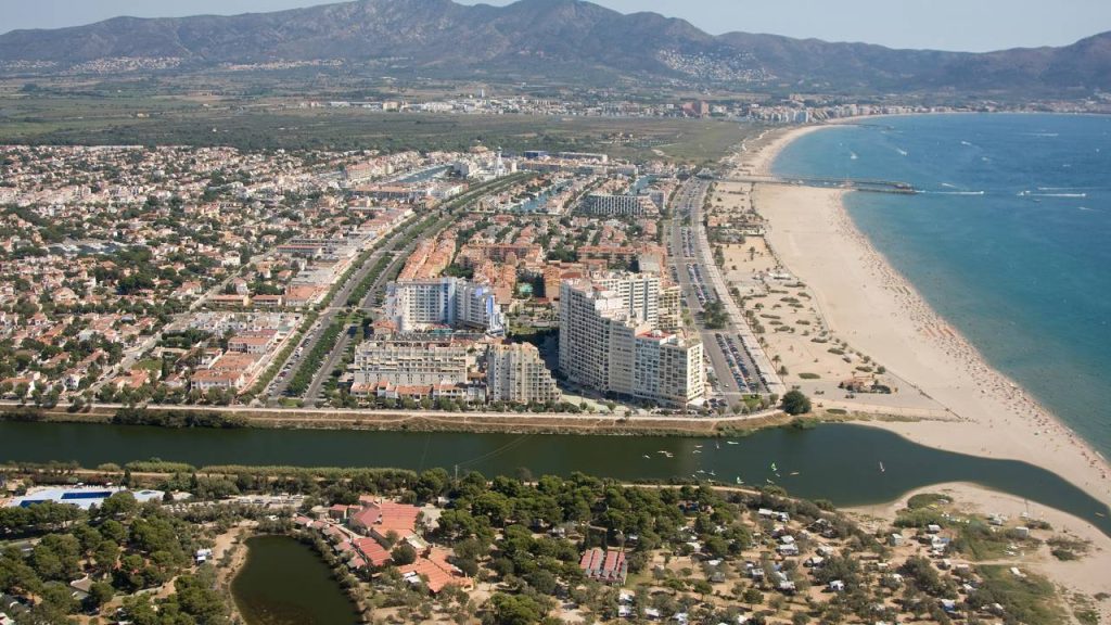 Com seus 25 km de canais navegáveis, a marina espanhola virou a maior marina residencial da Europa e um recorde de urbanismo sobre a água