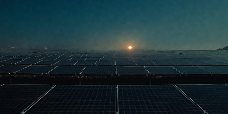 Faturando R$ 9 mil mensais a assinatura de energia solar exige só um celular e cria a nova elite do setor