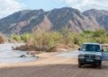 A rota namibiana percorre o Rio Orange; seus trechos isolados de poeira a tornam uma das vias mais cênicas e selvagens do sul do continente africano