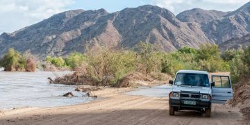 A rota namibiana percorre o Rio Orange; seus trechos isolados de poeira a tornam uma das vias mais cênicas e selvagens do sul do continente africano