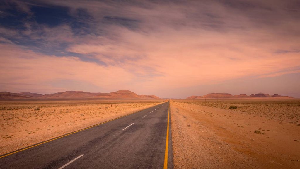 A rota namibiana percorre o Rio Orange; seus trechos isolados de poeira a tornam uma das vias mais cênicas e selvagens do sul do continente africano