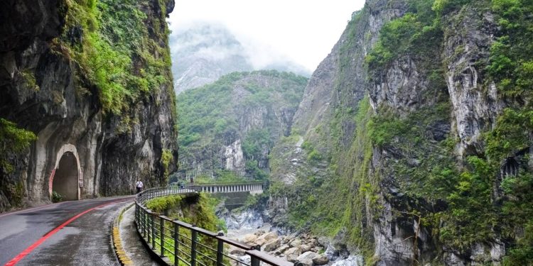 Com túneis cegos e um traçado esculpido em mármore sólido, a rodovia em Taiwan é um dos maiores exemplos de engenharia em desfiladeiros do mundo