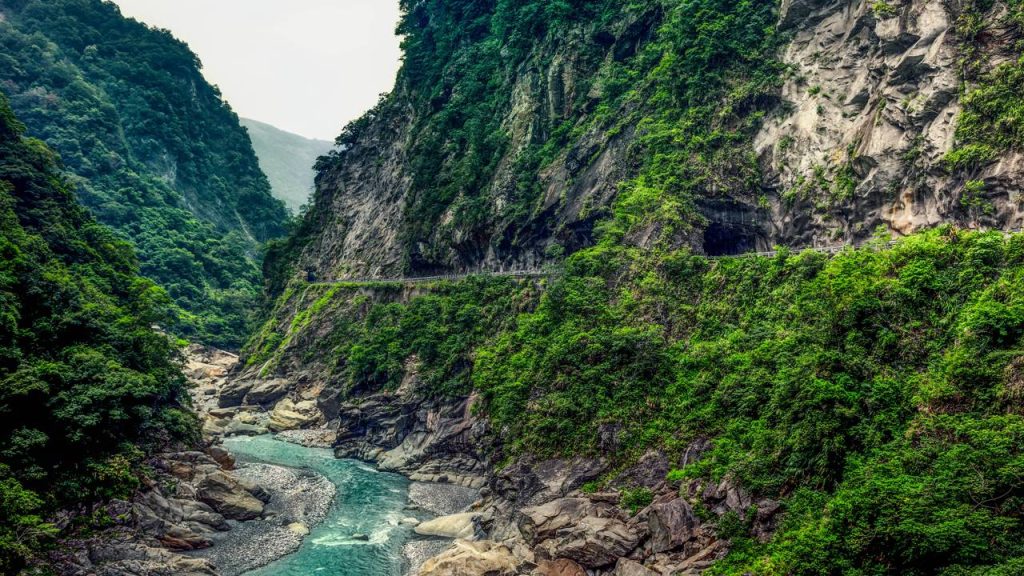 Com túneis cegos e um traçado esculpido em mármore sólido, a rodovia em Taiwan é um dos maiores exemplos de engenharia em desfiladeiros do mundo