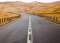 Com dunas de 300 metros de altura, a estrada nos Emirados é um dos maiores marcos da engenharia asfáltica em meio ao deserto