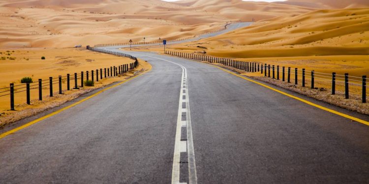 Com dunas de 300 metros de altura, a estrada nos Emirados é um dos maiores marcos da engenharia asfáltica em meio ao deserto