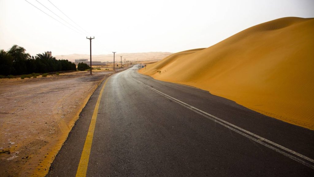 Com dunas de 300 metros de altura, a estrada nos Emirados é um dos maiores marcos da engenharia asfáltica em meio ao deserto