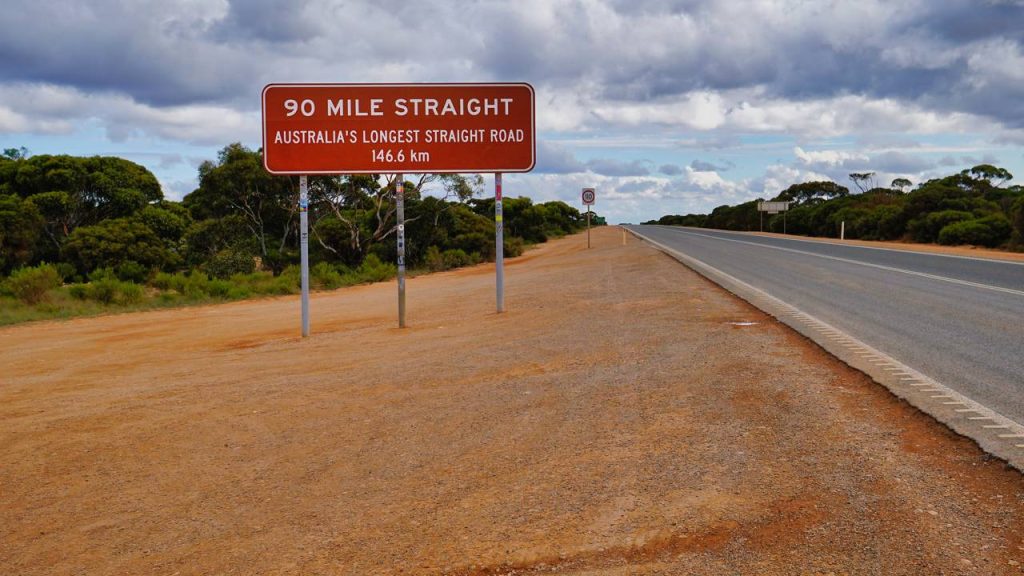 A Eyre Highway na Austrália possui a maior reta do país com 146 km; a rodovia de 1.675 km cruza a planície de Nullarbor com trechos intermináveis