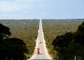 Com sua reta recordista de 146 km sem curvas, a rodovia na Austrália é o principal eixo de transporte através do deserto de Nullarbor