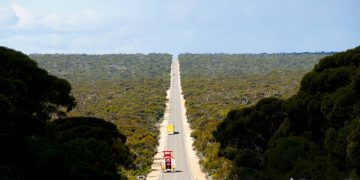 A Eyre Highway na Austrália possui a maior reta do país com 146 km; a rodovia de 1.675 km cruza a planície de Nullarbor com trechos intermináveis