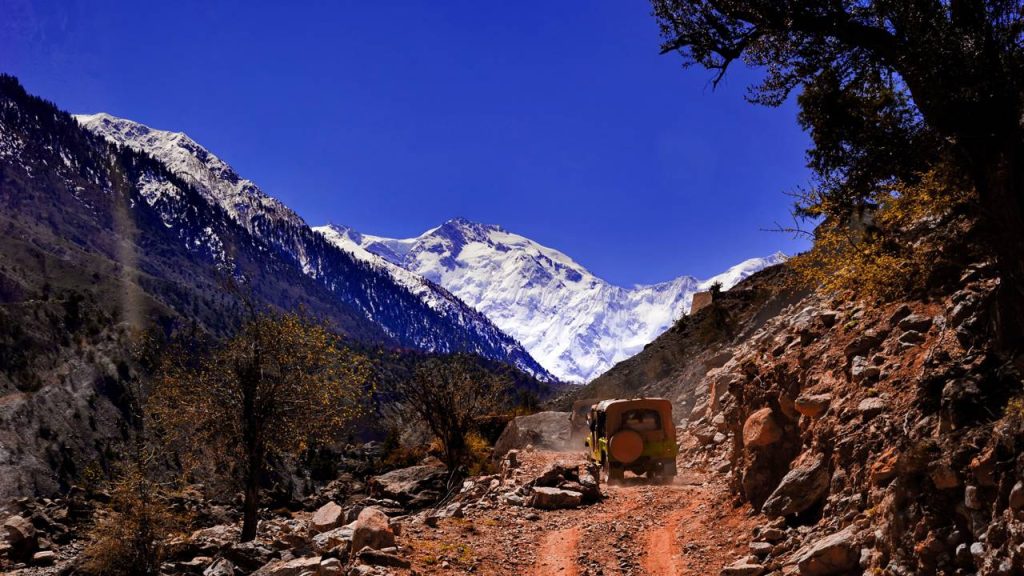 Com 16 km de cascalho bruto e abismos verticais, a estrada paquistanesa virou a rota mais perigosa para quem deseja ver o pico Nanga Parbat