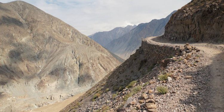 Com 16 km de cascalho bruto e abismos verticais, a estrada paquistanesa virou a rota mais perigosa para quem deseja ver o pico Nanga Parbat