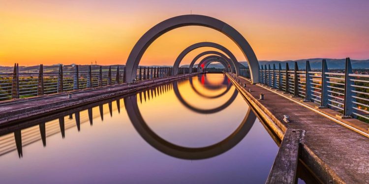 Com 35 metros de desnível total e sistema rotativo único, o elevador de Falkirk virou uma obra-prima da engenharia mecânica no Reino Unido