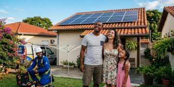 O operário do sol que vê sua agenda lotada com meses de antecedência visto que instala usinas particulares capazes de reduzir a conta de luz das famílias em até 90%